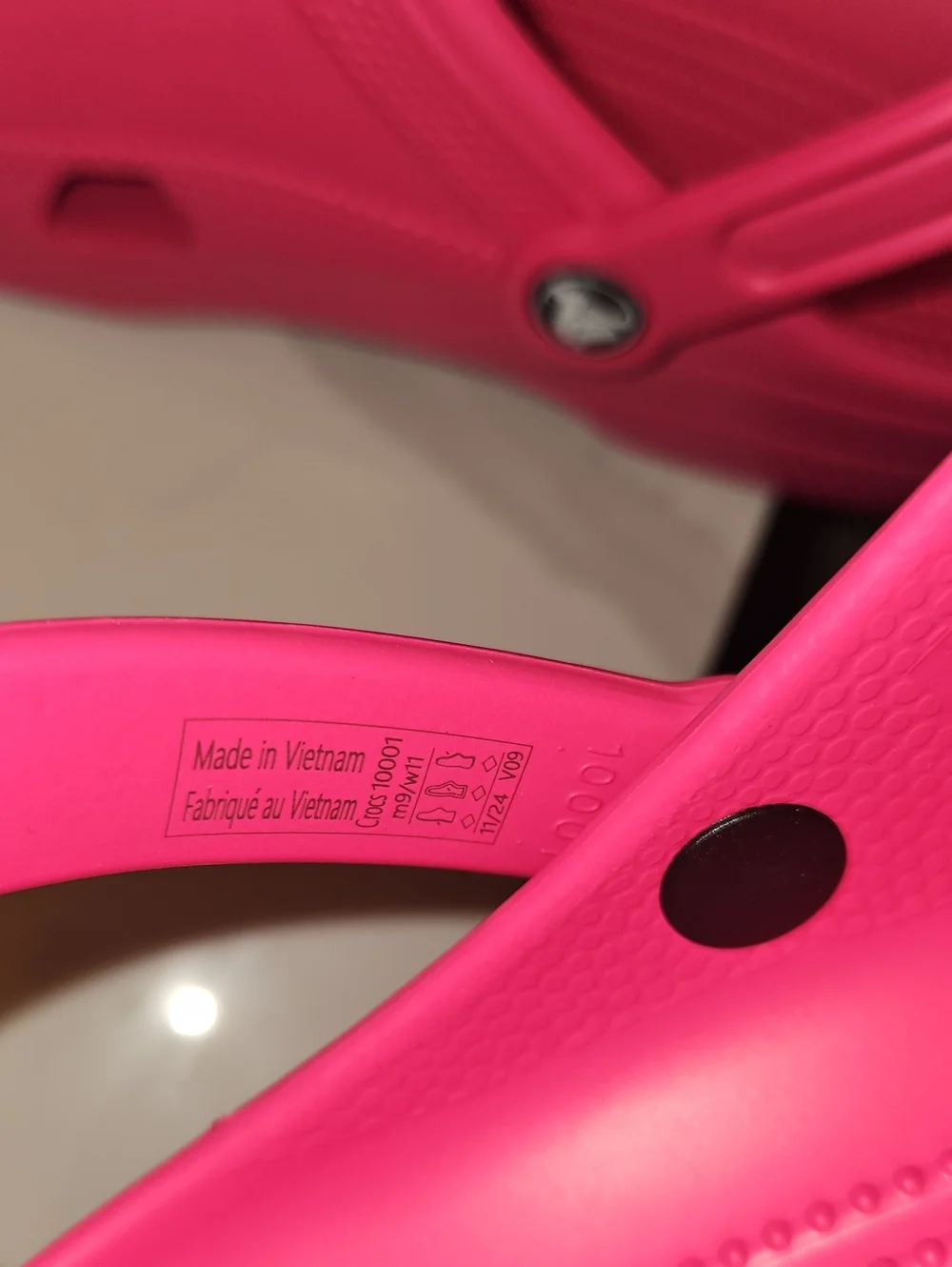 Crocs Classic Unisex Clogs In Dragonfruit. NIB. UNISEX.